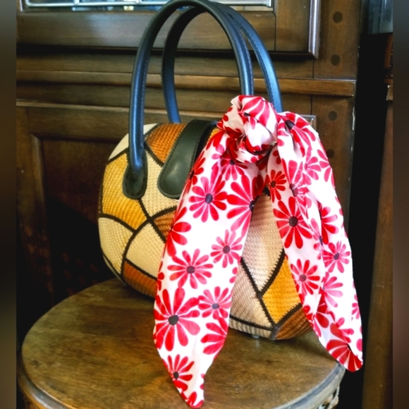 Red Daisy Women's Handkerchief Handbag Accessory Dainty Scarf - Picture 2 of 7